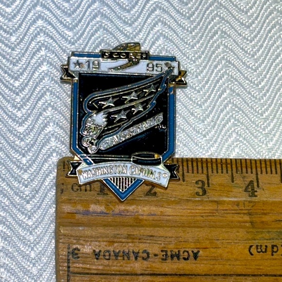 Washington Capitals Hockey Collector pin - Picture 1 of 2